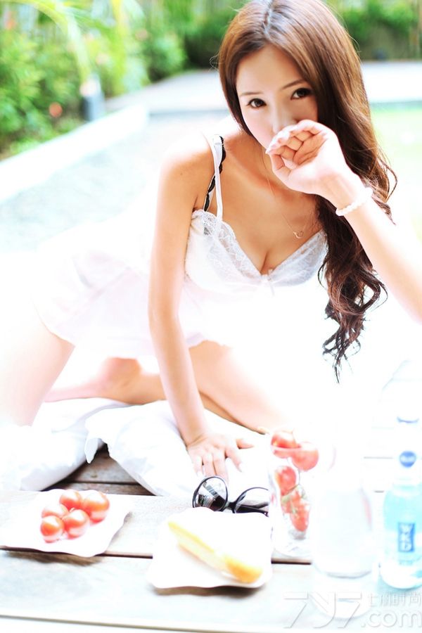 这组性感嫩模室外写真图片，在阳光的照射下，性感嫩模的诱人魅力让人更为痴迷，白皙肌肤以及穿着性感睡衣，展示深V美胸的诱惑，性感长腿更令人难以转移视线，在阳光下显得尤为致命，分享性感嫩模室外写真图片，穿性感睡衣尽显深V美胸诱惑。