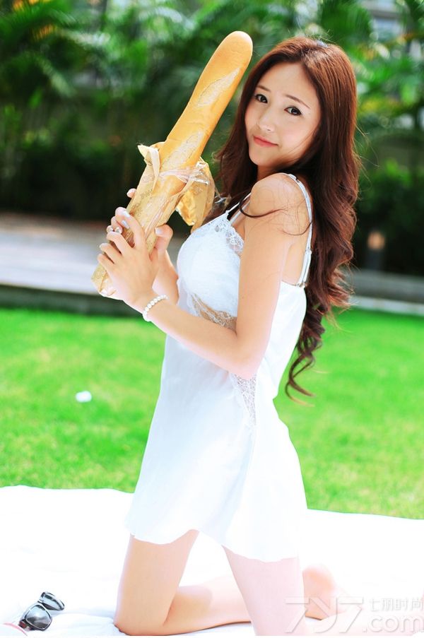 这组性感嫩模室外写真图片，在阳光的照射下，性感嫩模的诱人魅力让人更为痴迷，白皙肌肤以及穿着性感睡衣，展示深V美胸的诱惑，性感长腿更令人难以转移视线，在阳光下显得尤为致命，分享性感嫩模室外写真图片，穿性感睡衣尽显深V美胸诱惑。