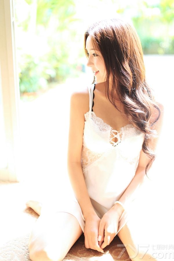 这组性感嫩模室外写真图片，在阳光的照射下，性感嫩模的诱人魅力让人更为痴迷，白皙肌肤以及穿着性感睡衣，展示深V美胸的诱惑，性感长腿更令人难以转移视线，在阳光下显得尤为致命，分享性感嫩模室外写真图片，穿性感睡衣尽显深V美胸诱惑。