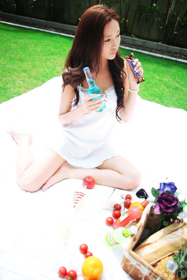 这组性感嫩模室外写真图片，在阳光的照射下，性感嫩模的诱人魅力让人更为痴迷，白皙肌肤以及穿着性感睡衣，展示深V美胸的诱惑，性感长腿更令人难以转移视线，在阳光下显得尤为致命，分享性感嫩模室外写真图片，穿性感睡衣尽显深V美胸诱惑。