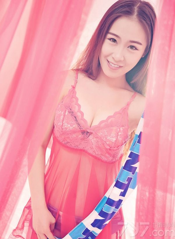 粉红色的帘子垂落在床边，薄纱随着MM的搔首弄姿而舞动起来，轻盈之感配合着暧昧的气氛。在她怀里的足球受宠若惊，俏皮和美女一同嬉戏着，阳光晒在软软的床上，女孩心中不安分的因子依然在跳动。下面一起来看看美女手捧足球床上性感写真图片，秀色可餐迷晕众男神。