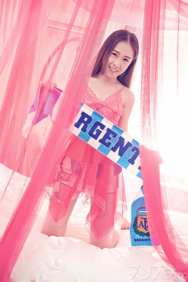 粉红色的帘子垂落在床边，薄纱随着MM的搔首弄姿而舞动起来，轻盈之感配合着暧昧的气氛。在她怀里的足球受宠若惊，俏皮和美女一同嬉戏着，阳光晒在软软的床上，女孩心中不安分的因子依然在跳动。下面一起来看看美女手捧足球床上性感写真图片，秀色可餐迷晕众男神。