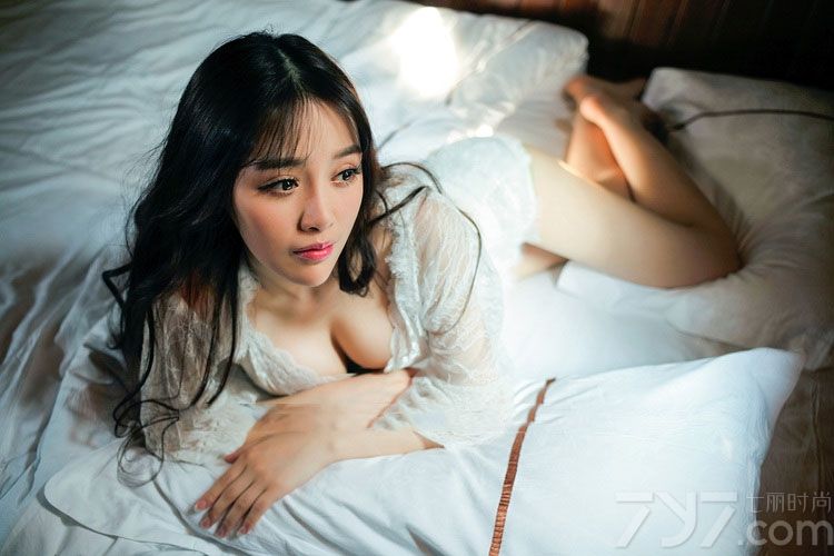 这组大眼美女性感内衣写真图片，足够迷倒众生的放电大眼令人难以忘记，白皙肌肤以及性感丰满美胸更是诱人的焦点，穿着白色内衣秀出完美致命身材，分享大眼美女性感内衣写真图片，看性感美女的丰满美胸与瓷肌肤的诱惑。