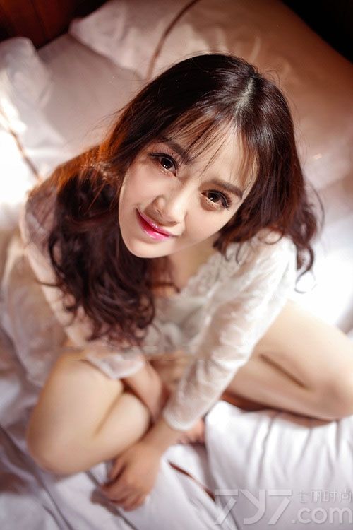 这组大眼美女性感内衣写真图片，足够迷倒众生的放电大眼令人难以忘记，白皙肌肤以及性感丰满美胸更是诱人的焦点，穿着白色内衣秀出完美致命身材，分享大眼美女性感内衣写真图片，看性感美女的丰满美胸与瓷肌肤的诱惑。