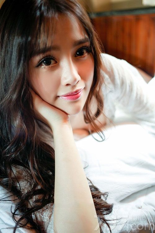 这组大眼美女性感内衣写真图片，足够迷倒众生的放电大眼令人难以忘记，白皙肌肤以及性感丰满美胸更是诱人的焦点，穿着白色内衣秀出完美致命身材，分享大眼美女性感内衣写真图片，看性感美女的丰满美胸与瓷肌肤的诱惑。