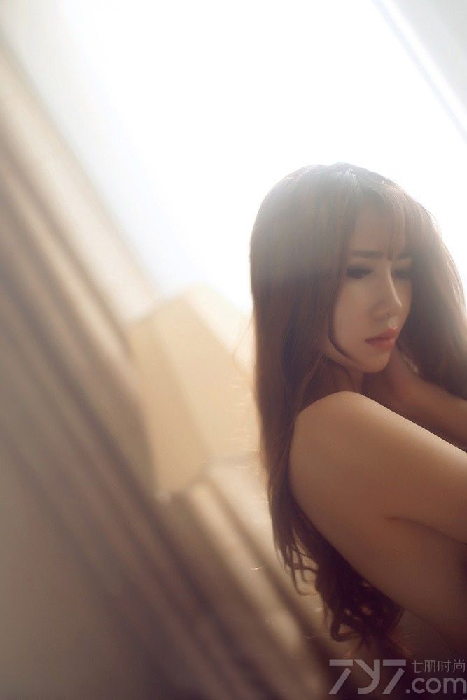 正午时分，阳光正是火辣辣的，房间里的美女睡眼朦胧，似乎刚刚睡醒，凌乱的发丝显得很慵懒，黑色连衣裙遮挡不住蜜桃酥胸，在窗边沉思的MM似乎在等待情郎，下面一起来看看性感高挑撩人美女图片，细数女性浅尝辄止的诱惑。
