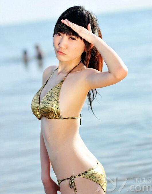 在一片沙滩上，美女身穿土豪金式的比基尼，难掩翘臀大胸的好身材，下面就一起来看看这组阳光户外写真！看点十足的女神用自己的个人魅力迷住你！让你经不起“诱惑”！

