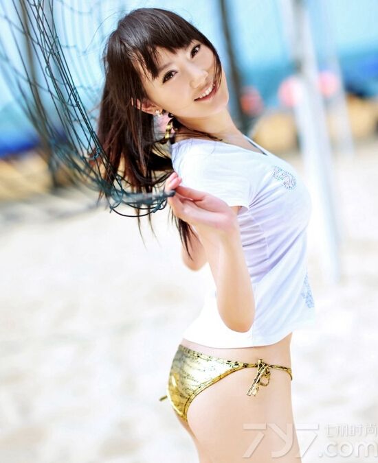 在一片沙滩上，美女身穿土豪金式的比基尼，难掩翘臀大胸的好身材，下面就一起来看看这组阳光户外写真！看点十足的女神用自己的个人魅力迷住你！让你经不起“诱惑”！

