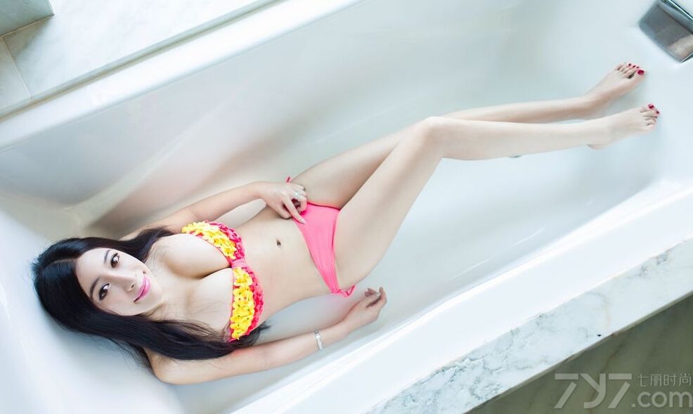 内地性感嫩模田芯娜因为一对巨乳而走红网络，成为最新一代的宅男杀手，完美比例的好身材令不少人羡慕。下面就一起来看看这组性感写真吧！湿身诱惑喷血照令她一炮而红！
