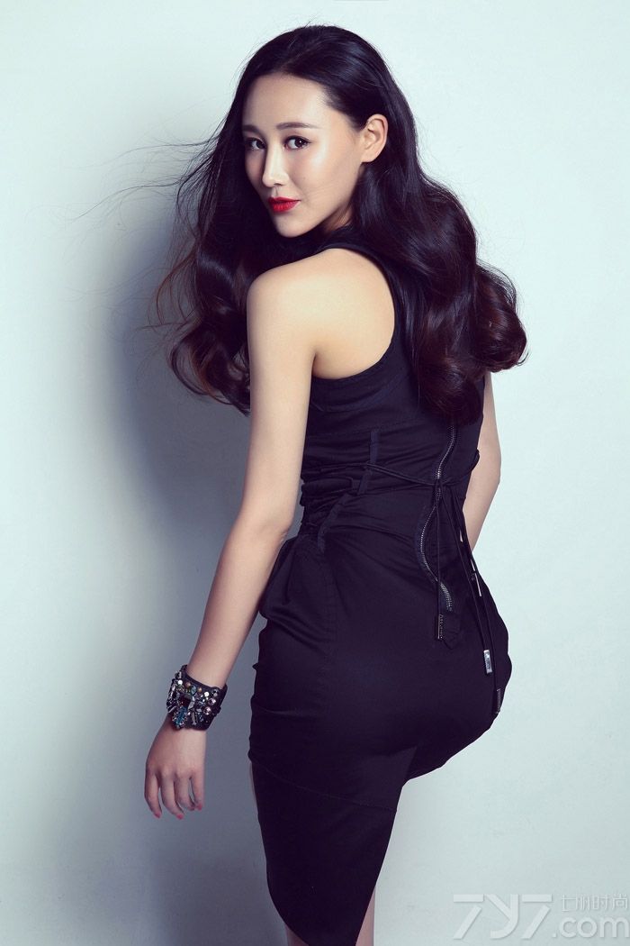 集“喜感”与“性感”于一身的杜十五毕业于重庆大学美视电影学院表演专业本科，出演过电影：《非法生活》、《无悔誓言》、《闯情关》、《唇边有颗美人痣》、《二楞子》等。下面一起来欣赏这组野性冷暴力性感美女图片，看杜十五如何展现自己细腰翘臀的魔鬼身材。