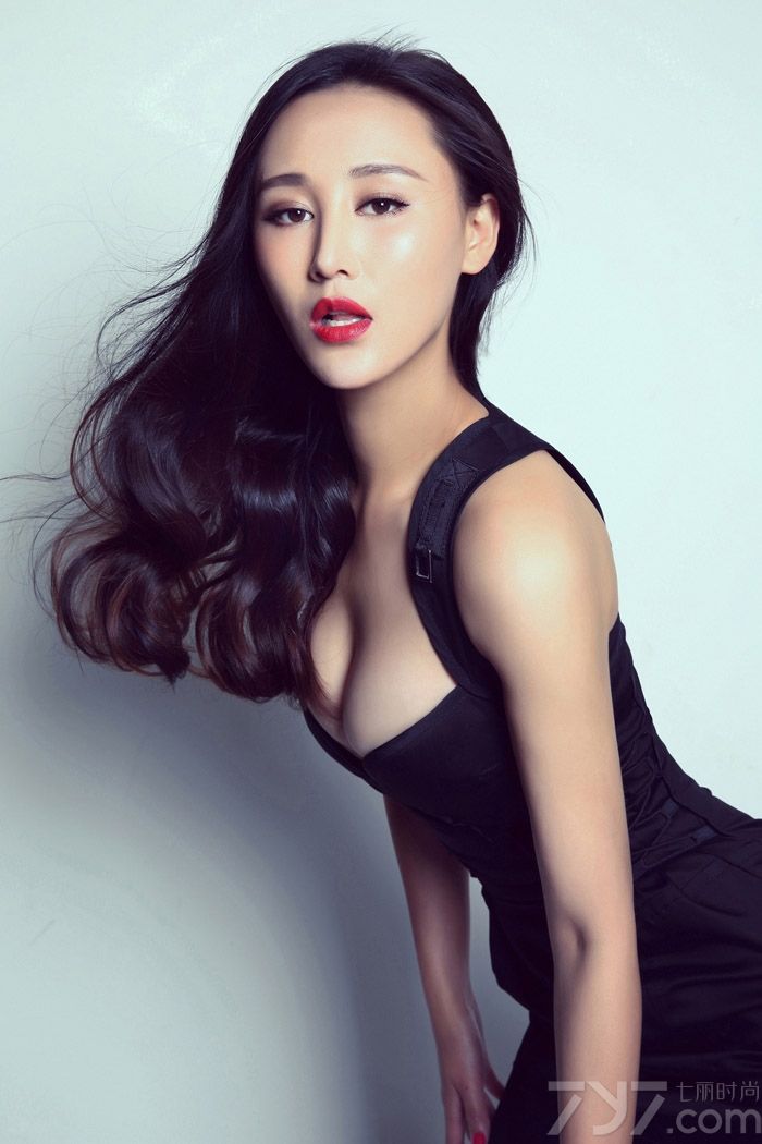 集“喜感”与“性感”于一身的杜十五毕业于重庆大学美视电影学院表演专业本科，出演过电影：《非法生活》、《无悔誓言》、《闯情关》、《唇边有颗美人痣》、《二楞子》等。下面一起来欣赏这组野性冷暴力性感美女图片，看杜十五如何展现自己细腰翘臀的魔鬼身材。