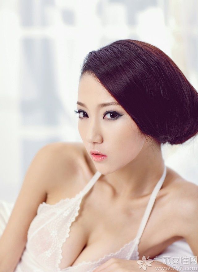 软绵绵的床上十分舒适，白炽灯光将MM的肌肤衬托的更加光滑，长长的卷发像一朵散开的玫瑰花，透视装让性感若隐若现，黑色显矫邪，白色显清纯。下面一起来看看软软床上美女性感图片，诱惑睡姿让你不能呼吸。