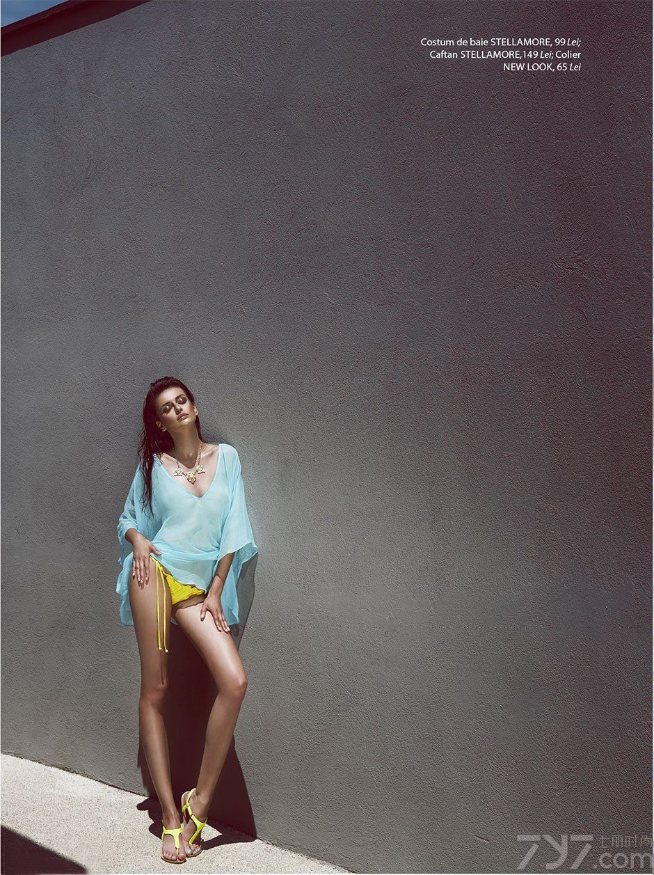 欧美美模大展人鱼曲线，健康的肤色带来强烈的视觉美感，深邃的双眸勾人，水嫩的双唇让性感呼之欲出，泳池边大玩湿身诱惑，下面一起来感受下夏末秋初的时尚大片，看看欧美性感美女比基尼图片。