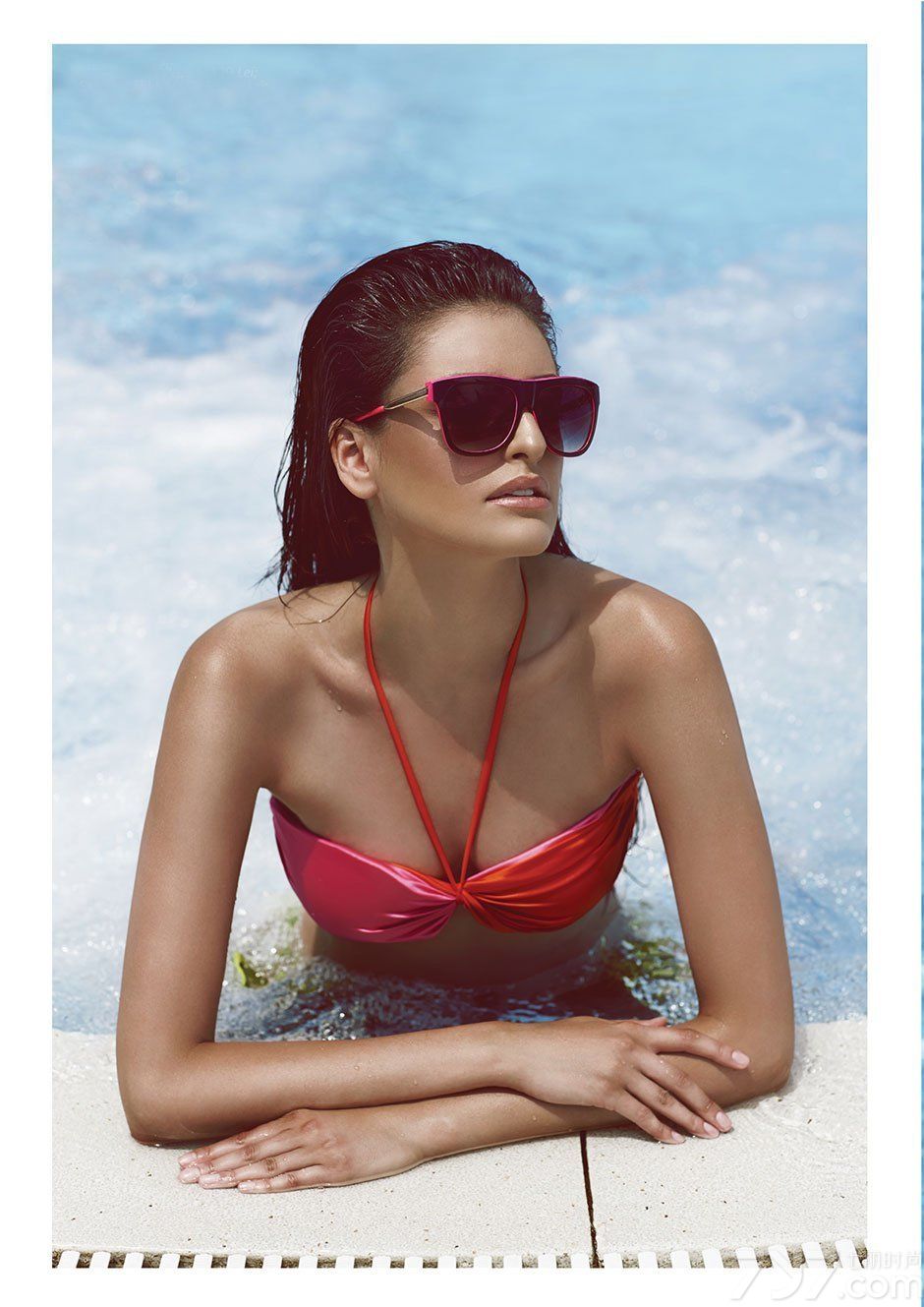 欧美美模大展人鱼曲线，健康的肤色带来强烈的视觉美感，深邃的双眸勾人，水嫩的双唇让性感呼之欲出，泳池边大玩湿身诱惑，下面一起来感受下夏末秋初的时尚大片，看看欧美性感美女比基尼图片。