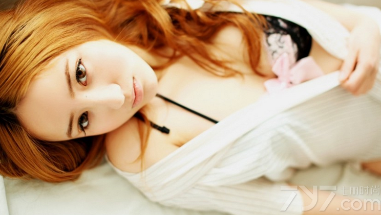 这组混血美女性感美背写真图片，金发混血的迷人魅力释放出一种另类的迷人诱惑感，特别是穿着性感黑色比基尼露出美背的画面，令人怦然心动，尽管有衬衫遮挡，但不经意展示的迷人魅力令人难以抵挡，分享性感混血美女美背写真图片，看金发美女的另类迷人诱惑气息。