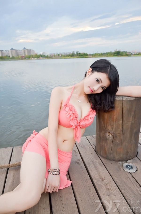 炎夏的三伏天刚刚过去，但性感比基尼美女带来的余热却依旧在心中，下面为大家分享一组超惊艳美女户外写真，清纯的长相，白皙的肌肤，身穿粉色比基尼套装，露出丰满巨乳细腰，让人不敢直视。