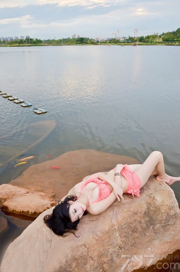 炎夏的三伏天刚刚过去，但性感比基尼美女带来的余热却依旧在心中，下面为大家分享一组超惊艳美女户外写真，清纯的长相，白皙的肌肤，身穿粉色比基尼套装，露出丰满巨乳细腰，让人不敢直视。