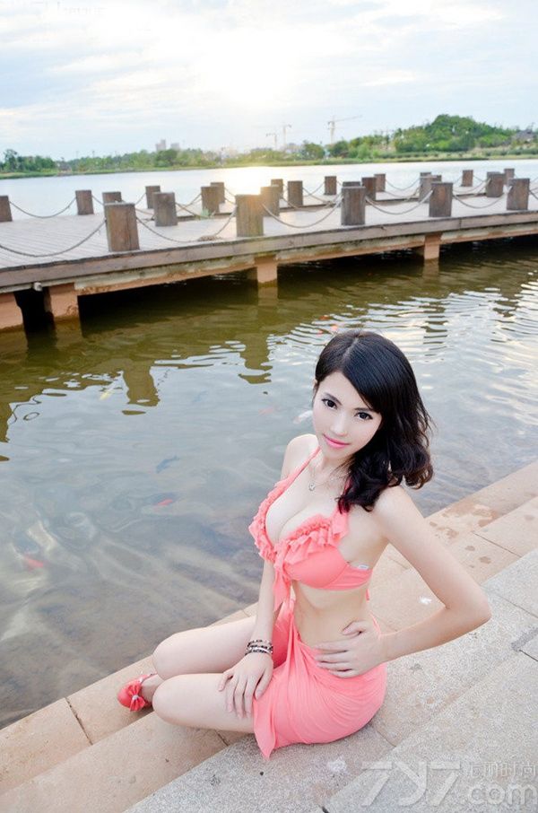 炎夏的三伏天刚刚过去，但性感比基尼美女带来的余热却依旧在心中，下面为大家分享一组超惊艳美女户外写真，清纯的长相，白皙的肌肤，身穿粉色比基尼套装，露出丰满巨乳细腰，让人不敢直视。