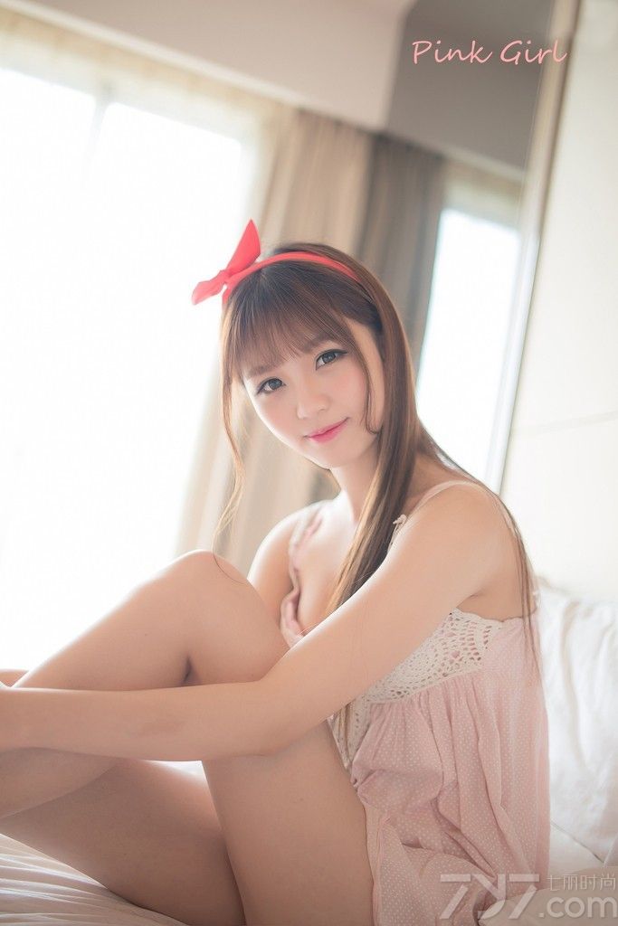 俏皮学妹穿着粉色的吊带睡衣，休闲的午后甚是宁静，橘红发箍衬托着MM脸颊的一抹红晕，吹弹可破的肌肤十分具有光泽，甜美可爱的她大秀迷人双峰，下面一起来看看清纯美女甜美性感图片，粉嫩系学妹糖果诱惑。