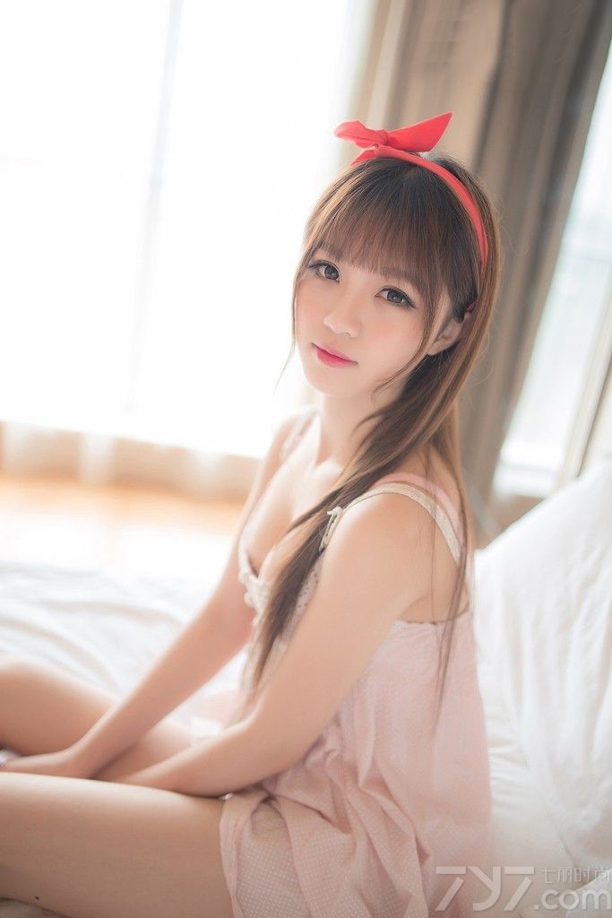俏皮学妹穿着粉色的吊带睡衣，休闲的午后甚是宁静，橘红发箍衬托着MM脸颊的一抹红晕，吹弹可破的肌肤十分具有光泽，甜美可爱的她大秀迷人双峰，下面一起来看看清纯美女甜美性感图片，粉嫩系学妹糖果诱惑。