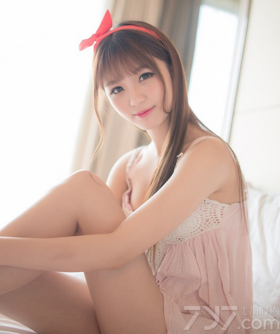 这组糖果色美女性感室内写真图片，超甜美的粉色睡衣诱惑，令人看了之后难以转移视线，加上童颜容貌以及白皙肌肤都是诱人焦点，诱人深V美胸与娇嫩肌肤太让人心动，分享一组糖果色美女性感写真图片，让性感粉色睡衣释放出白皙美胸的诱惑。