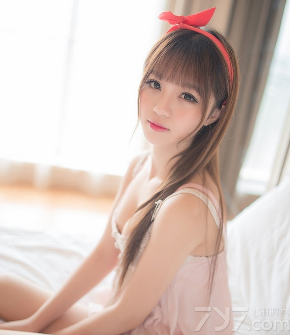 这组糖果色美女性感室内写真图片，超甜美的粉色睡衣诱惑，令人看了之后难以转移视线，加上童颜容貌以及白皙肌肤都是诱人焦点，诱人深V美胸与娇嫩肌肤太让人心动，分享一组糖果色美女性感写真图片，让性感粉色睡衣释放出白皙美胸的诱惑。