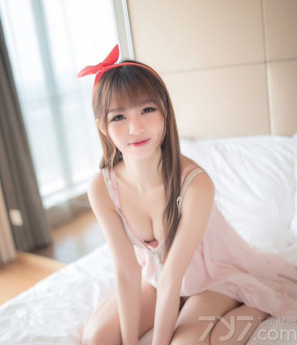 这组糖果色美女性感室内写真图片，超甜美的粉色睡衣诱惑，令人看了之后难以转移视线，加上童颜容貌以及白皙肌肤都是诱人焦点，诱人深V美胸与娇嫩肌肤太让人心动，分享一组糖果色美女性感写真图片，让性感粉色睡衣释放出白皙美胸的诱惑。