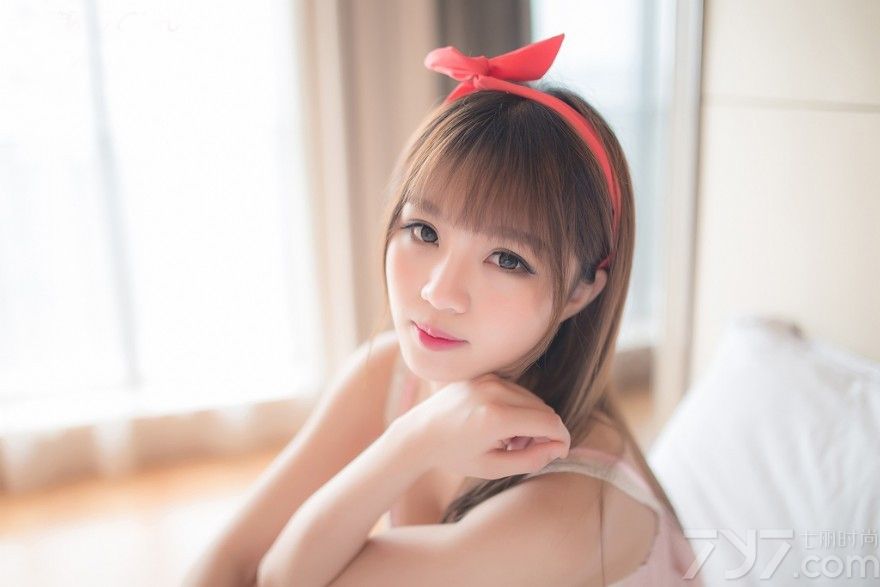 俏皮学妹穿着粉色的吊带睡衣，休闲的午后甚是宁静，橘红发箍衬托着MM脸颊的一抹红晕，吹弹可破的肌肤十分具有光泽，甜美可爱的她大秀迷人双峰，下面一起来看看清纯美女甜美性感图片，粉嫩系学妹糖果诱惑。