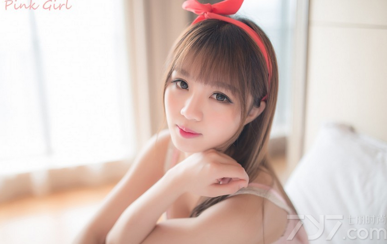 这组糖果色美女性感室内写真图片，超甜美的粉色睡衣诱惑，令人看了之后难以转移视线，加上童颜容貌以及白皙肌肤都是诱人焦点，诱人深V美胸与娇嫩肌肤太让人心动，分享一组糖果色美女性感写真图片，让性感粉色睡衣释放出白皙美胸的诱惑。