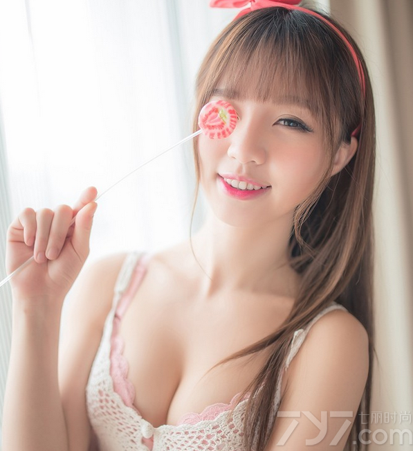 这组糖果色美女性感室内写真图片，超甜美的粉色睡衣诱惑，令人看了之后难以转移视线，加上童颜容貌以及白皙肌肤都是诱人焦点，诱人深V美胸与娇嫩肌肤太让人心动，分享一组糖果色美女性感写真图片，让性感粉色睡衣释放出白皙美胸的诱惑。