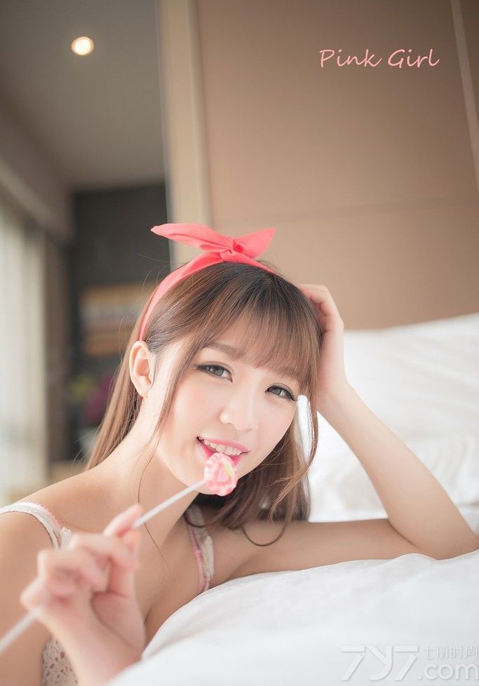 俏皮学妹穿着粉色的吊带睡衣，休闲的午后甚是宁静，橘红发箍衬托着MM脸颊的一抹红晕，吹弹可破的肌肤十分具有光泽，甜美可爱的她大秀迷人双峰，下面一起来看看清纯美女甜美性感图片，粉嫩系学妹糖果诱惑。