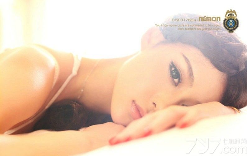 真丝吊带在如牛奶般的肌肤上悄悄滑落下来，露出MM紧凑的事业线，光滑的肌肤被阳光映衬得发光，性感的锁骨和清爽的身材打造出美人身段。下面一起来看看俏皮美女床上性感图片，真丝吊带缓缓垂落，让人浮想联翩。