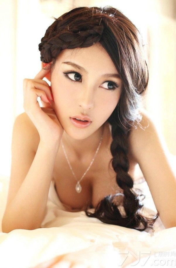 真丝吊带在如牛奶般的肌肤上悄悄滑落下来，露出MM紧凑的事业线，光滑的肌肤被阳光映衬得发光，性感的锁骨和清爽的身材打造出美人身段。下面一起来看看俏皮美女床上性感图片，真丝吊带缓缓垂落，让人浮想联翩。