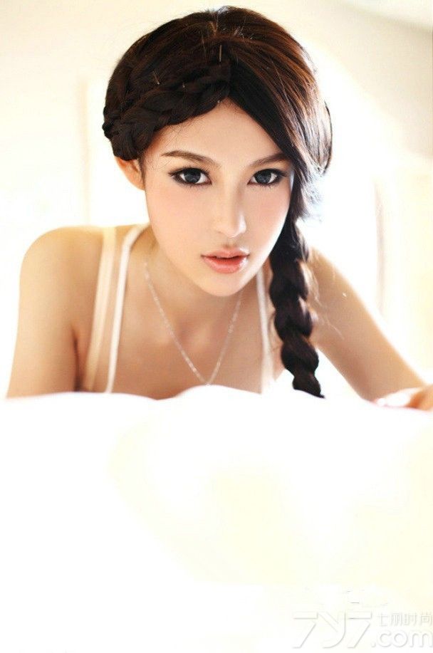 真丝吊带在如牛奶般的肌肤上悄悄滑落下来，露出MM紧凑的事业线，光滑的肌肤被阳光映衬得发光，性感的锁骨和清爽的身材打造出美人身段。下面一起来看看俏皮美女床上性感图片，真丝吊带缓缓垂落，让人浮想联翩。