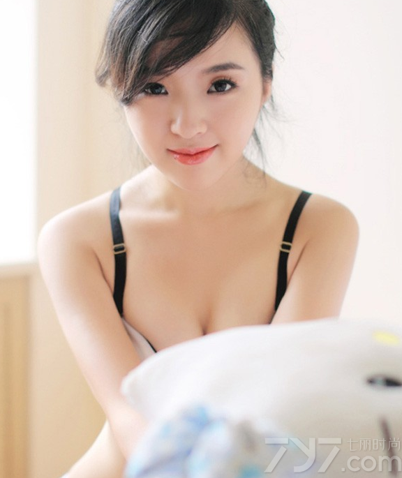 这组性感美女黑色内衣写真图片，白皙肌肤在黑色比基尼的衬托下显得更为诱人，性感丰满美胸更是一道诱惑的风景线，加上穿着白衬衫，若有似无的性感魅力令人难以抵挡，分享性感美女黑色内衣写真图片，看衬衣下的诱惑更为迷人。