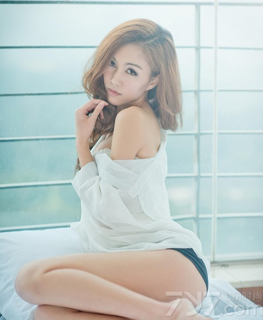 这组性感美女黑色内衣写真图片，白皙肌肤在黑色比基尼的衬托下显得更为诱人，性感丰满美胸更是一道诱惑的风景线，加上穿着白衬衫，若有似无的性感魅力令人难以抵挡，分享性感美女黑色内衣写真图片，看衬衣下的诱惑更为迷人。