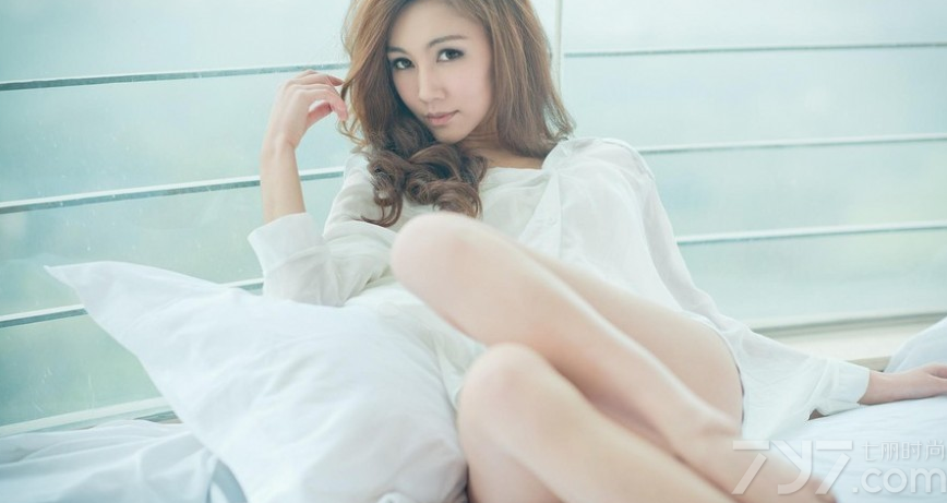 这组性感美女黑色内衣写真图片，白皙肌肤在黑色比基尼的衬托下显得更为诱人，性感丰满美胸更是一道诱惑的风景线，加上穿着白衬衫，若有似无的性感魅力令人难以抵挡，分享性感美女黑色内衣写真图片，看衬衣下的诱惑更为迷人。