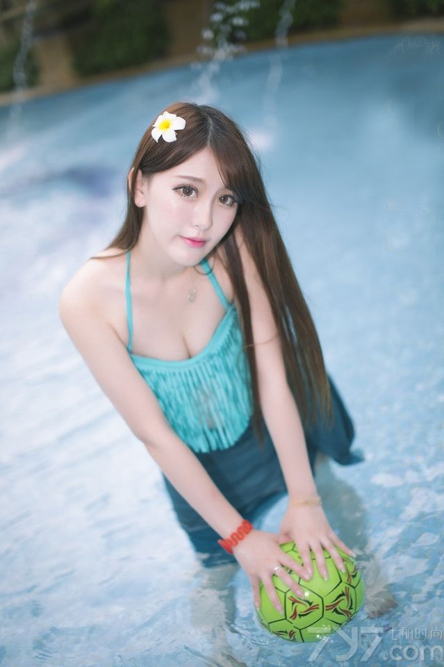 炎热的三伏天气，热的让人透不过气，游泳必然成了众人避暑的最佳选择。今天为大家分享一组绝色美女游泳池写真，清秀的脸庞，白皙粉嫩的肌肤，身穿蓝色性感比基尼，露出丰满胸围与修长美腿，让人看了离不开眼。
