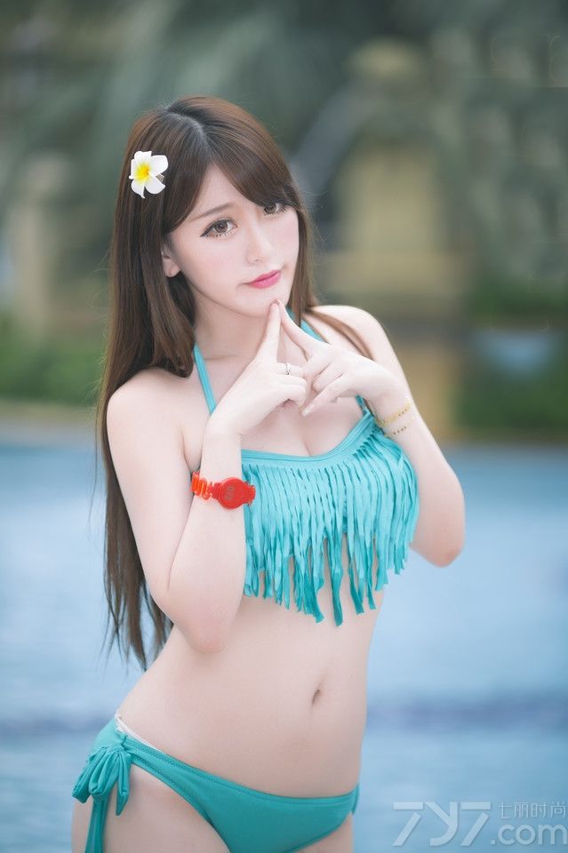 炎热的三伏天气，热的让人透不过气，游泳必然成了众人避暑的最佳选择。今天为大家分享一组绝色美女游泳池写真，清秀的脸庞，白皙粉嫩的肌肤，身穿蓝色性感比基尼，露出丰满胸围与修长美腿，让人看了离不开眼。