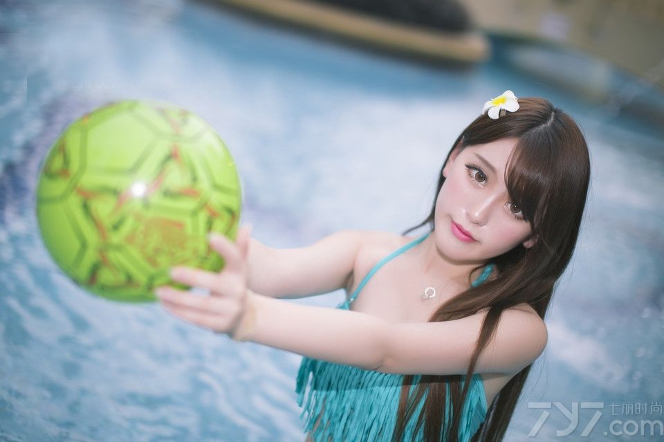 炎热的三伏天气，热的让人透不过气，游泳必然成了众人避暑的最佳选择。今天为大家分享一组绝色美女游泳池写真，清秀的脸庞，白皙粉嫩的肌肤，身穿蓝色性感比基尼，露出丰满胸围与修长美腿，让人看了离不开眼。