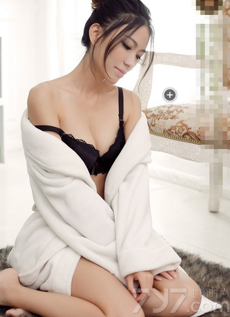 这组性感少妇魅惑黑色比基尼内衣写真图片，充满致命魅惑感的黑色，有了白皙肌肤的衬托显得更为诱人致命，加上女神一般的魔鬼身材，让每一处都充满了诱惑的魅力，浴袍半遮释放出热辣魅力，分享性感少妇内衣写真图片，看魅惑黑色如何诠释出女神一样的诱惑。