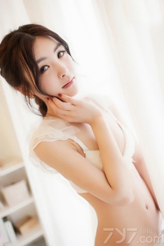 蕾丝边内衣将MM白皙的肌肤衬托的很丝滑，闺房的躁动让她无所适从，按捺不住心中的狂热之情。浓眉大眼和殷桃小嘴让她分外可爱。时而温文尔雅，时而热情似火的她让人狂喜，下面一起来看看极品美女养眼性感图片，诱人双峰浴火写真。