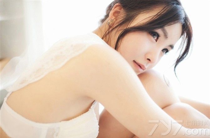 蕾丝边内衣将MM白皙的肌肤衬托的很丝滑，闺房的躁动让她无所适从，按捺不住心中的狂热之情。浓眉大眼和殷桃小嘴让她分外可爱。时而温文尔雅，时而热情似火的她让人狂喜，下面一起来看看极品美女养眼性感图片，诱人双峰浴火写真。