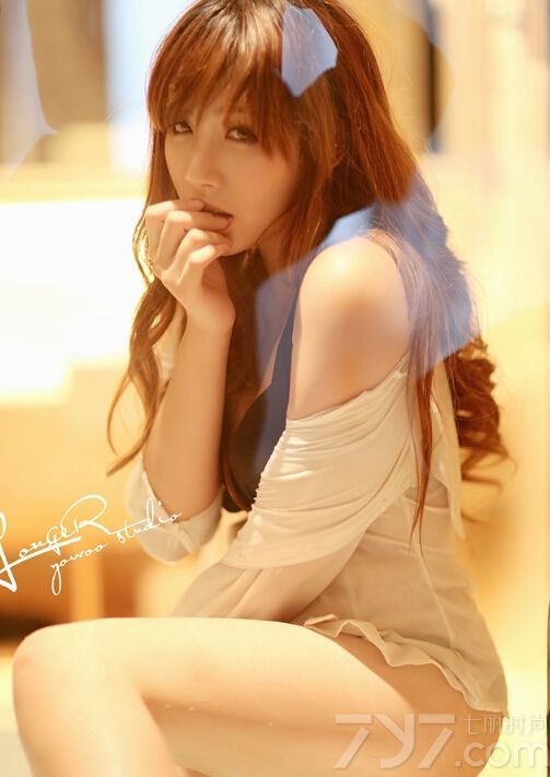 性感美女身穿黑色内衣套装，拍摄了一组私房写真图片，寂寞难耐的模样令人心生怜悯，凹凸的身材曲线迷惑了不少人心，光滑细嫩的肌肤在灯光的照耀下更加动人。
