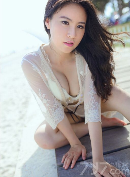 这位少妇级美女身穿白色内衣套装，披着薄纱依旧难挡诱人的好身材，勾魂的眼神更加令人欲罢不能。下面就一起来看看这组海边泳装写真图片，丰满的上围似成熟的水蜜桃。
