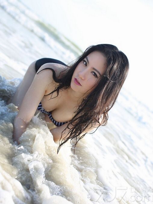 这位少妇级美女身穿白色内衣套装，披着薄纱依旧难挡诱人的好身材，勾魂的眼神更加令人欲罢不能。下面就一起来看看这组海边泳装写真图片，丰满的上围似成熟的水蜜桃。
