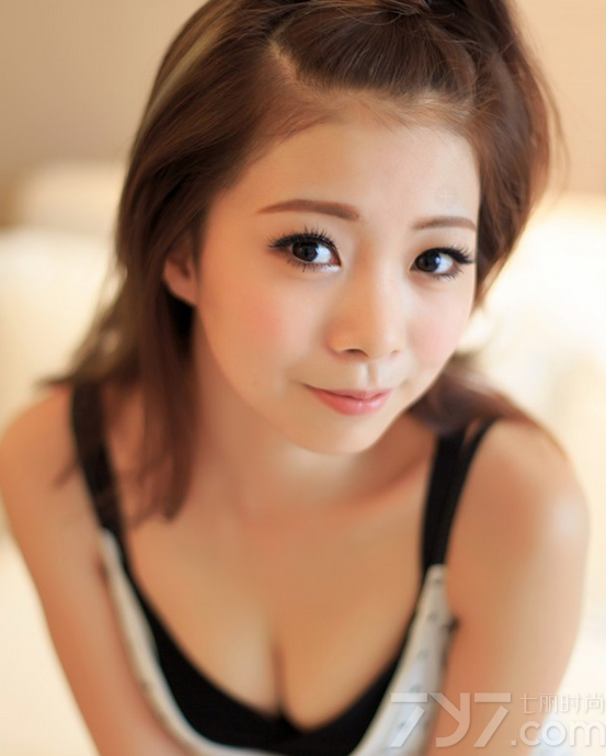 这组大眼美女性感写真图片，放电卖萌的大眼最令人无法阻挡，俏皮的发型以及不经意释放出来的美胸诱惑，最令人难以抗拒，白皙肌肤以及深V诱惑都是致命的焦点，分享大眼美女性感写真图片，看美妞甜心KISS如何迷惑众人。