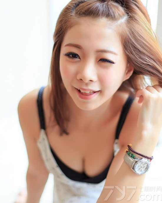 这组大眼美女性感写真图片，放电卖萌的大眼最令人无法阻挡，俏皮的发型以及不经意释放出来的美胸诱惑，最令人难以抗拒，白皙肌肤以及深V诱惑都是致命的焦点，分享大眼美女性感写真图片，看美妞甜心KISS如何迷惑众人。