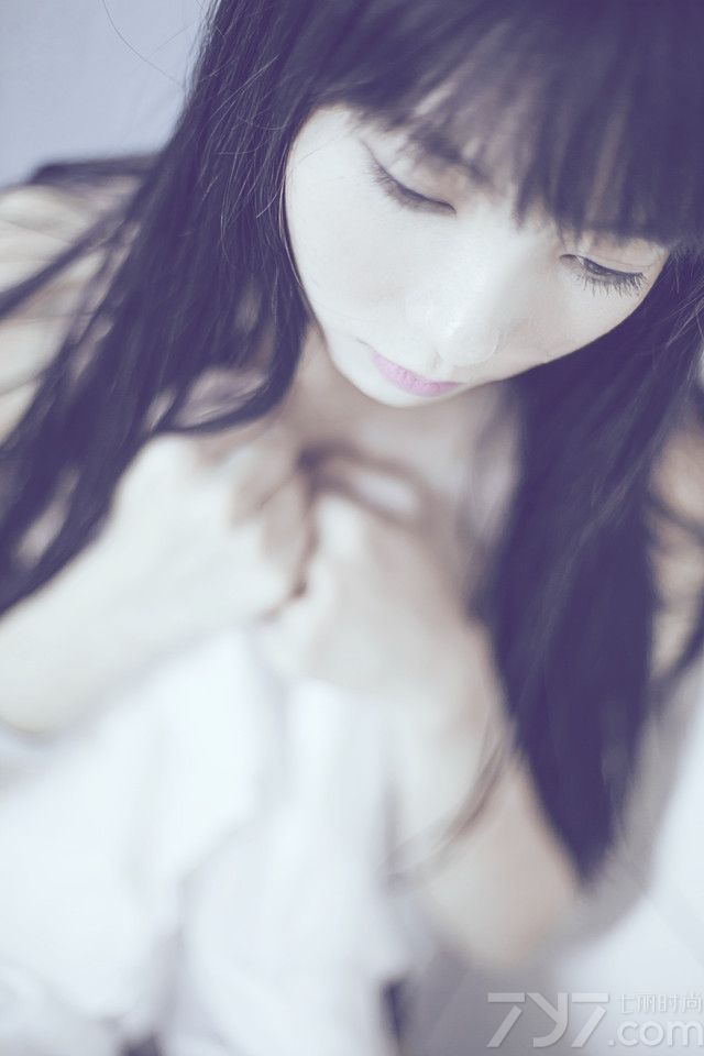 这组性感美女出浴写真图片，宛如出水芙蓉一般的诱惑气息，令人望去难以转移视线，白皙肌肤与完美身材都是诱人的焦点，水滴般的迷人诱惑太致命，分享性感美女出浴写真图片 ，看水滴诱惑展示另类致命气息。