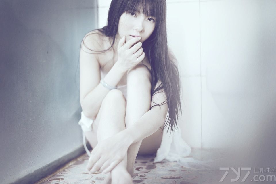 这组性感美女出浴写真图片，宛如出水芙蓉一般的诱惑气息，令人望去难以转移视线，白皙肌肤与完美身材都是诱人的焦点，水滴般的迷人诱惑太致命，分享性感美女出浴写真图片 ，看水滴诱惑展示另类致命气息。